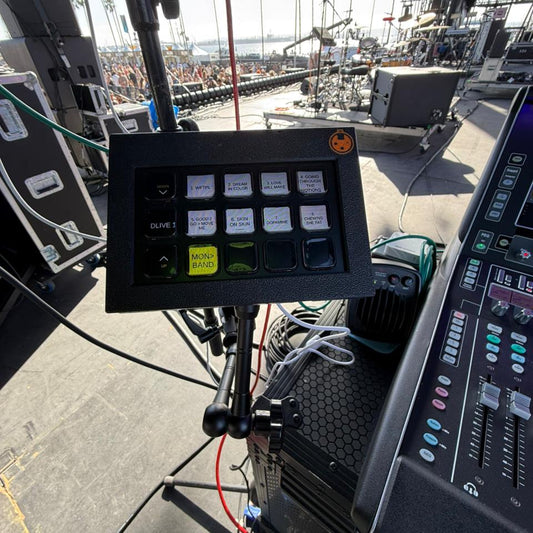 Samantha Fulop using her deckframe(15) on a festival with Franc Moody